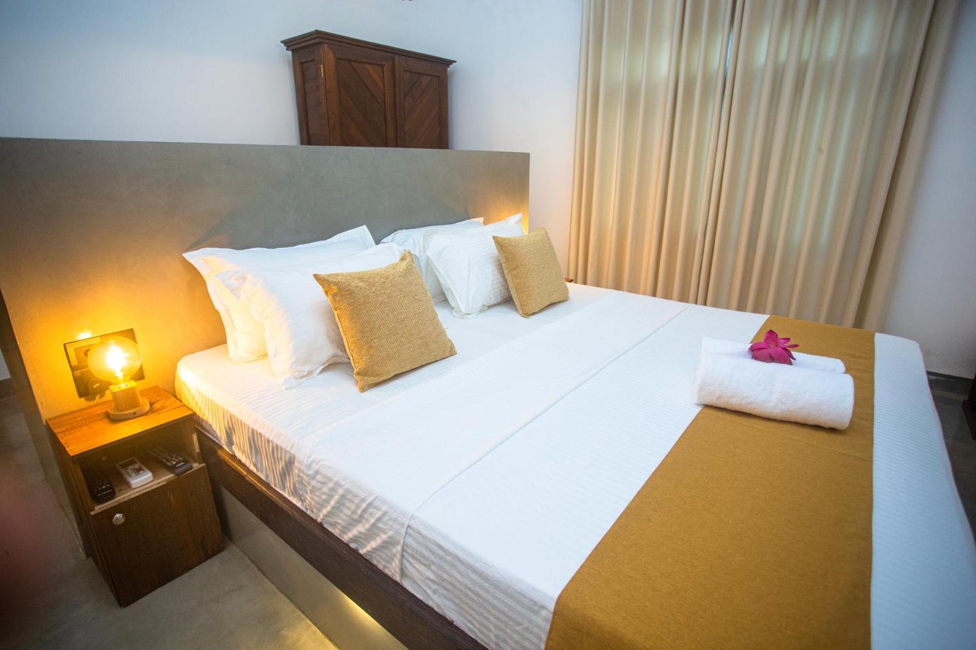Aki Luna Lagoon Resort Hikkaduwa Buitenkant foto