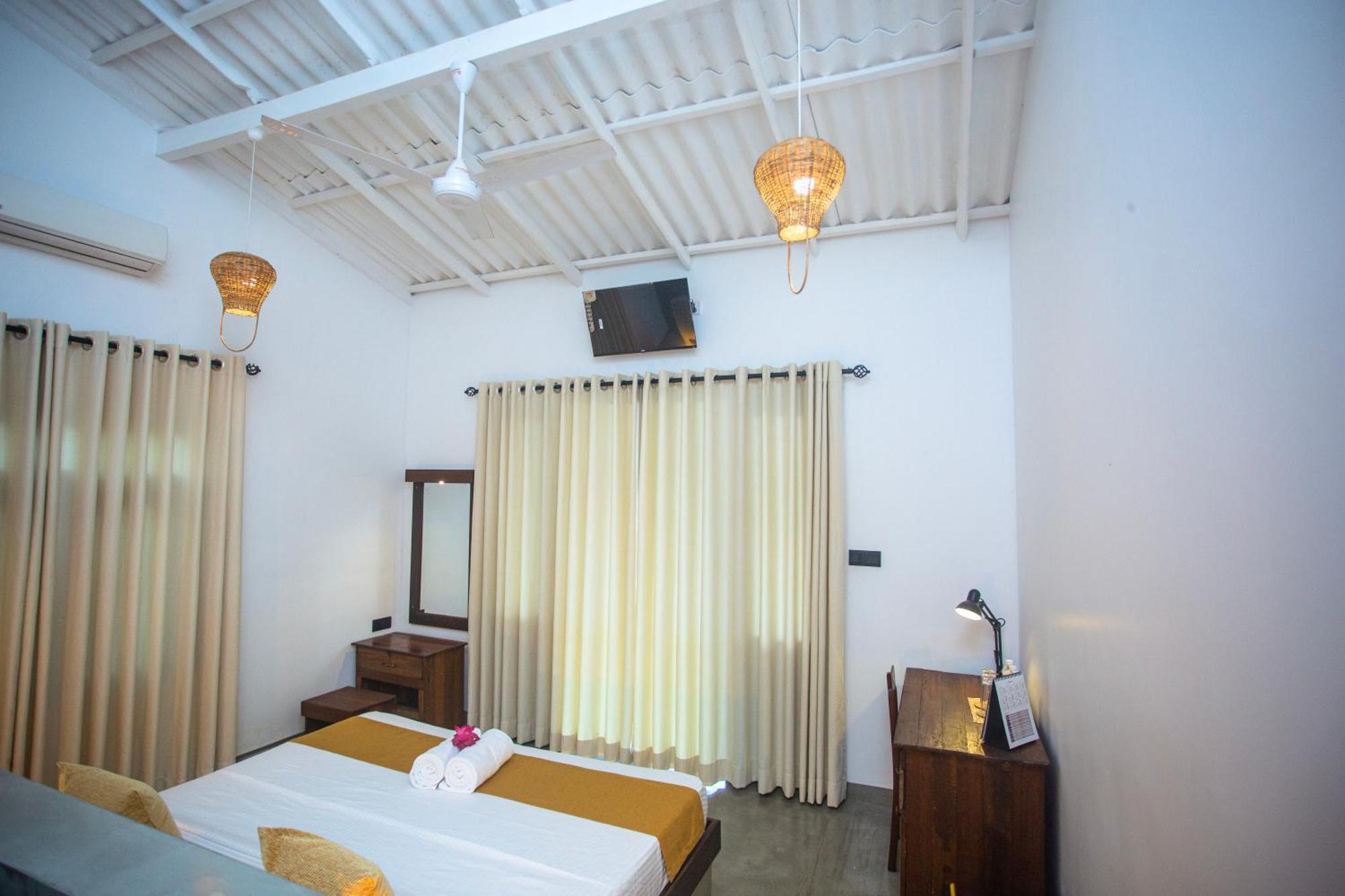 Aki Luna Lagoon Resort Hikkaduwa Buitenkant foto