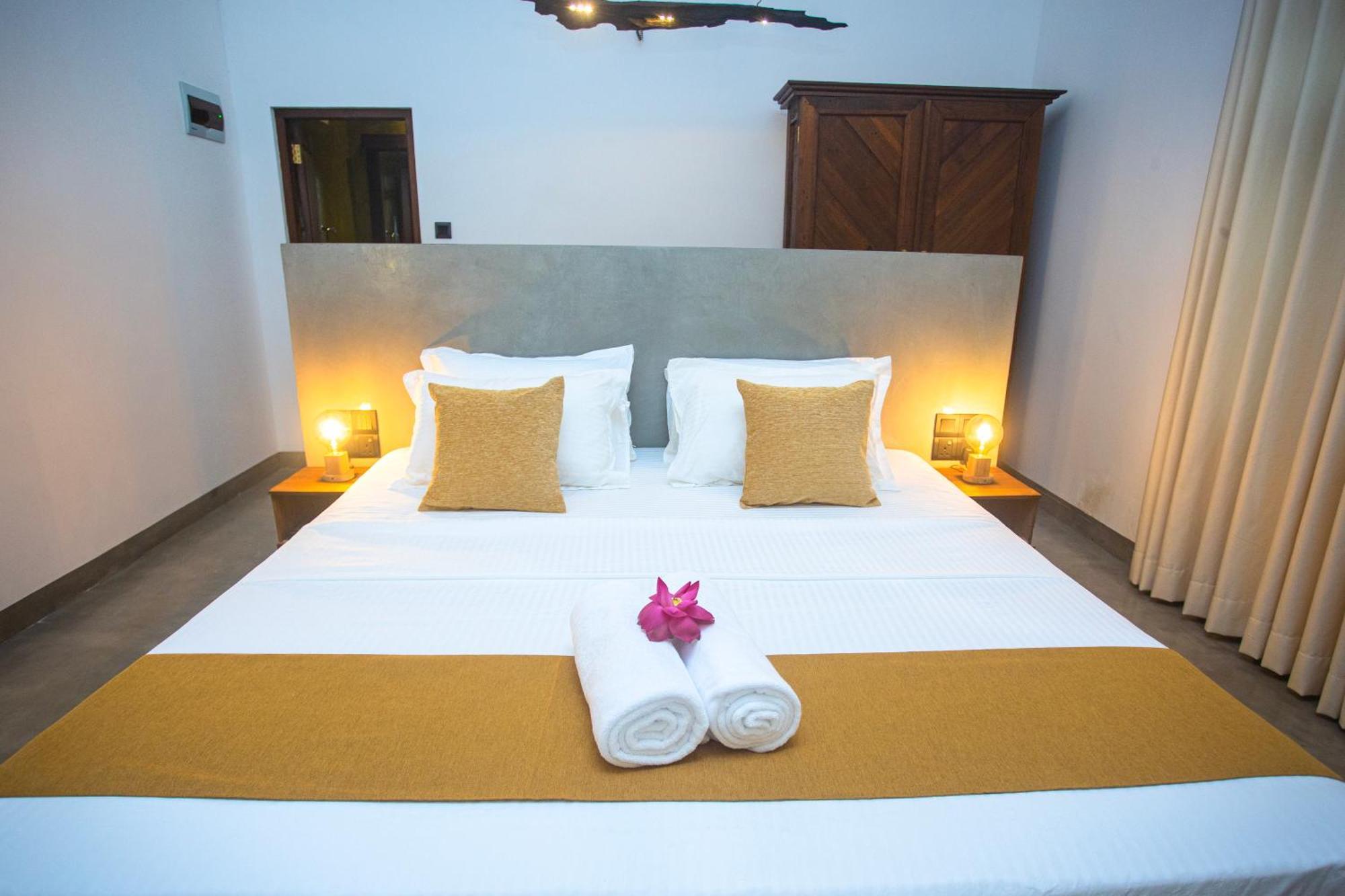 Aki Luna Lagoon Resort Hikkaduwa Buitenkant foto