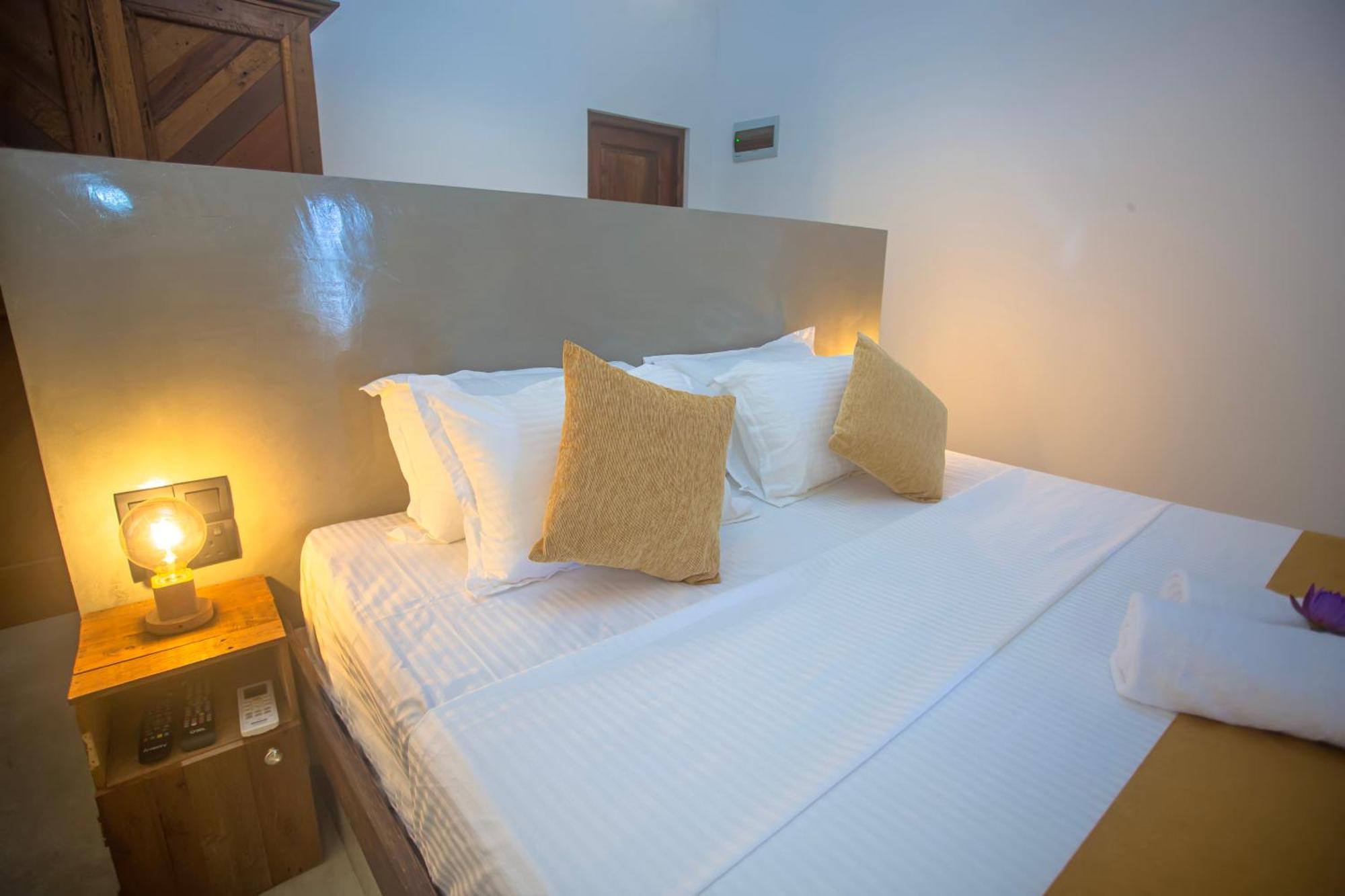 Aki Luna Lagoon Resort Hikkaduwa Buitenkant foto