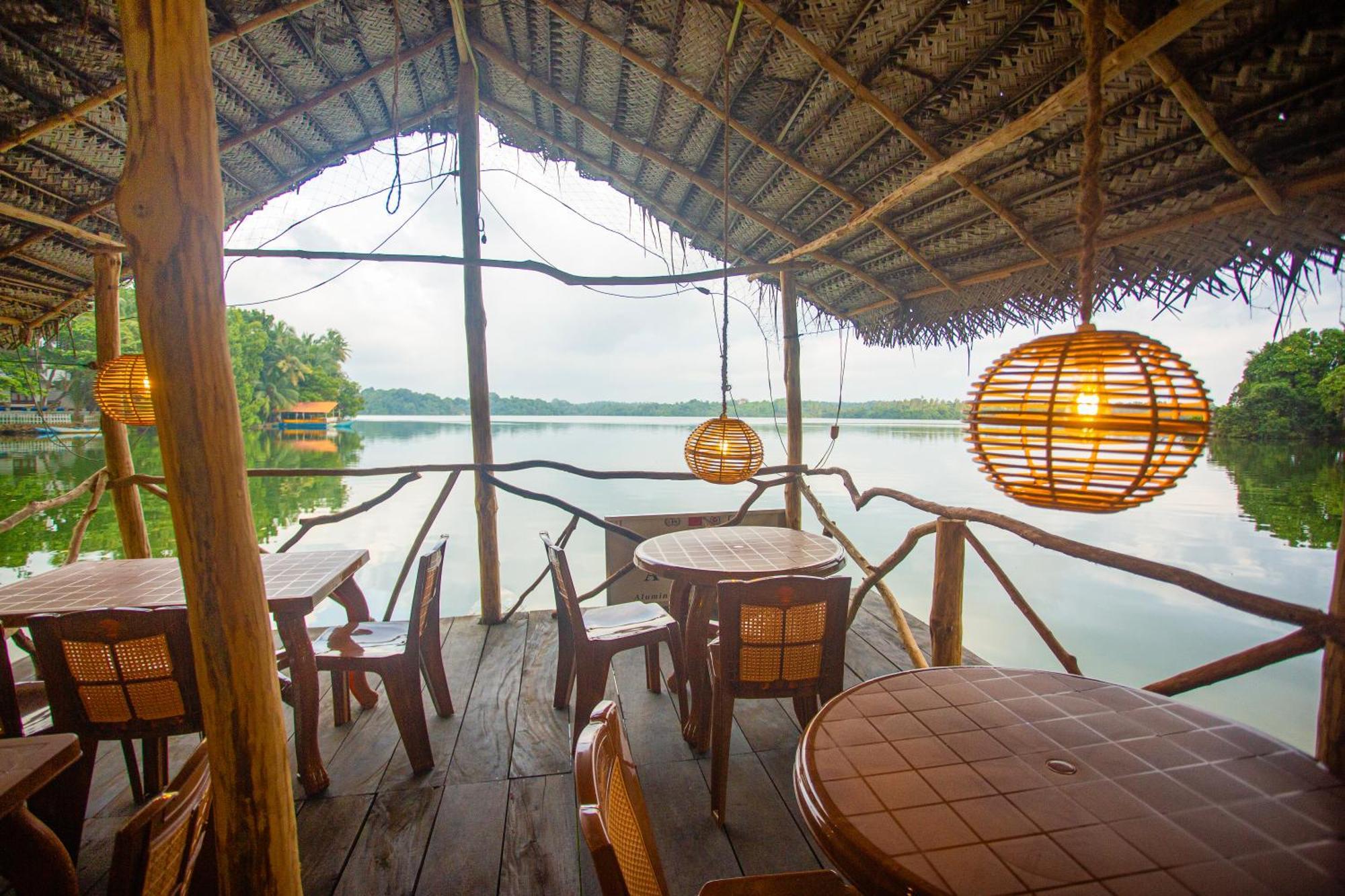 Aki Luna Lagoon Resort Hikkaduwa Buitenkant foto