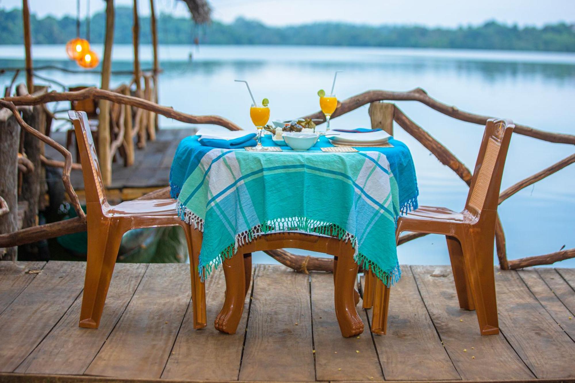 Aki Luna Lagoon Resort Hikkaduwa Buitenkant foto