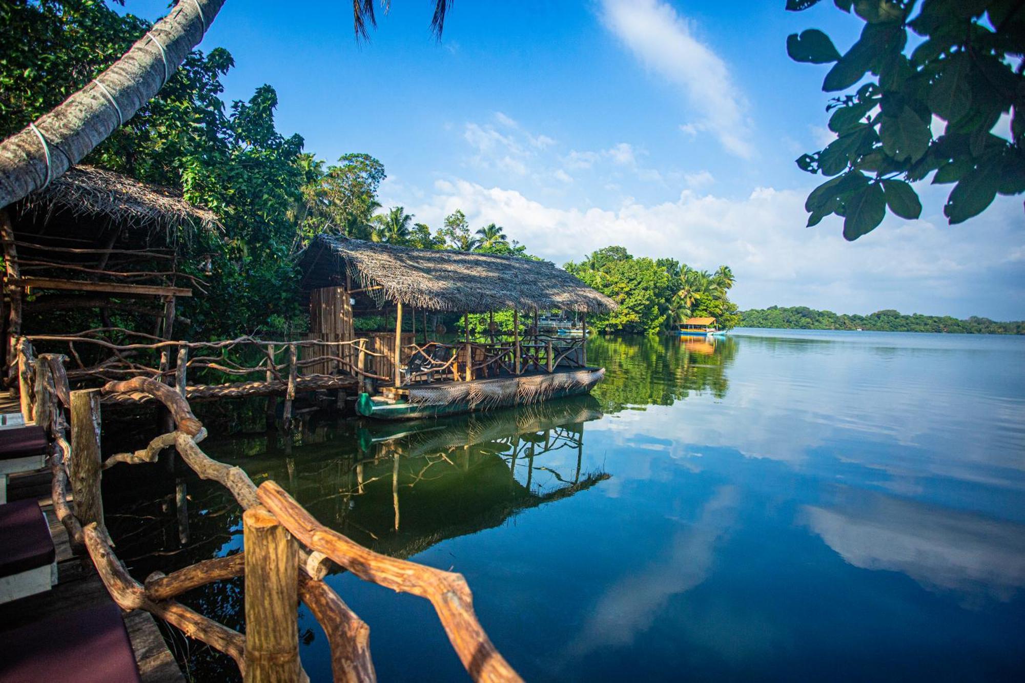 Aki Luna Lagoon Resort Hikkaduwa Buitenkant foto