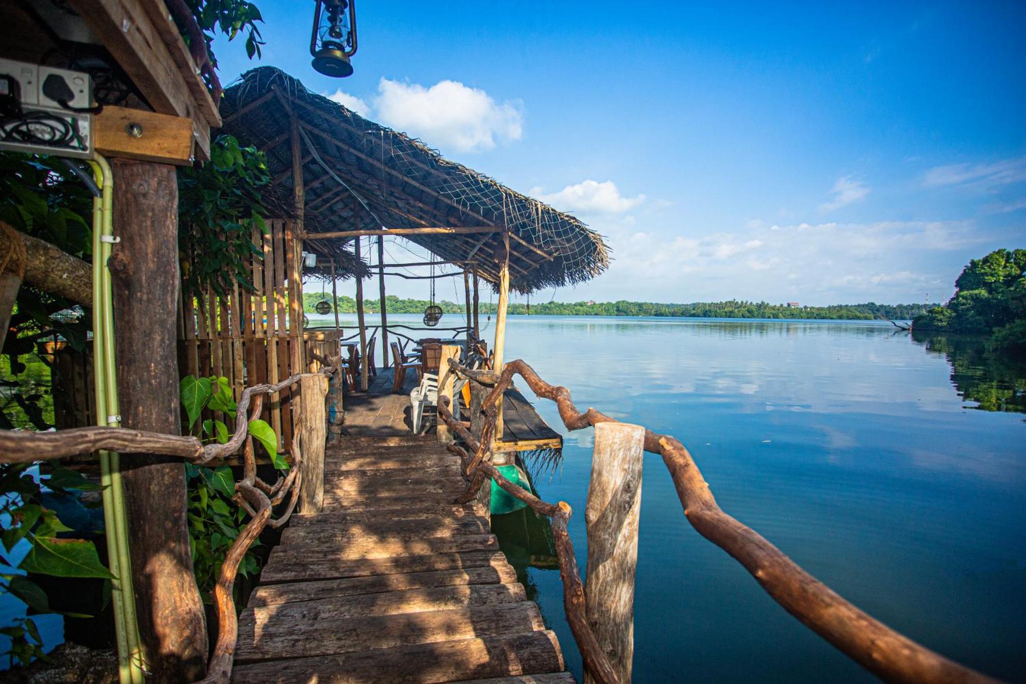 Aki Luna Lagoon Resort Hikkaduwa Buitenkant foto